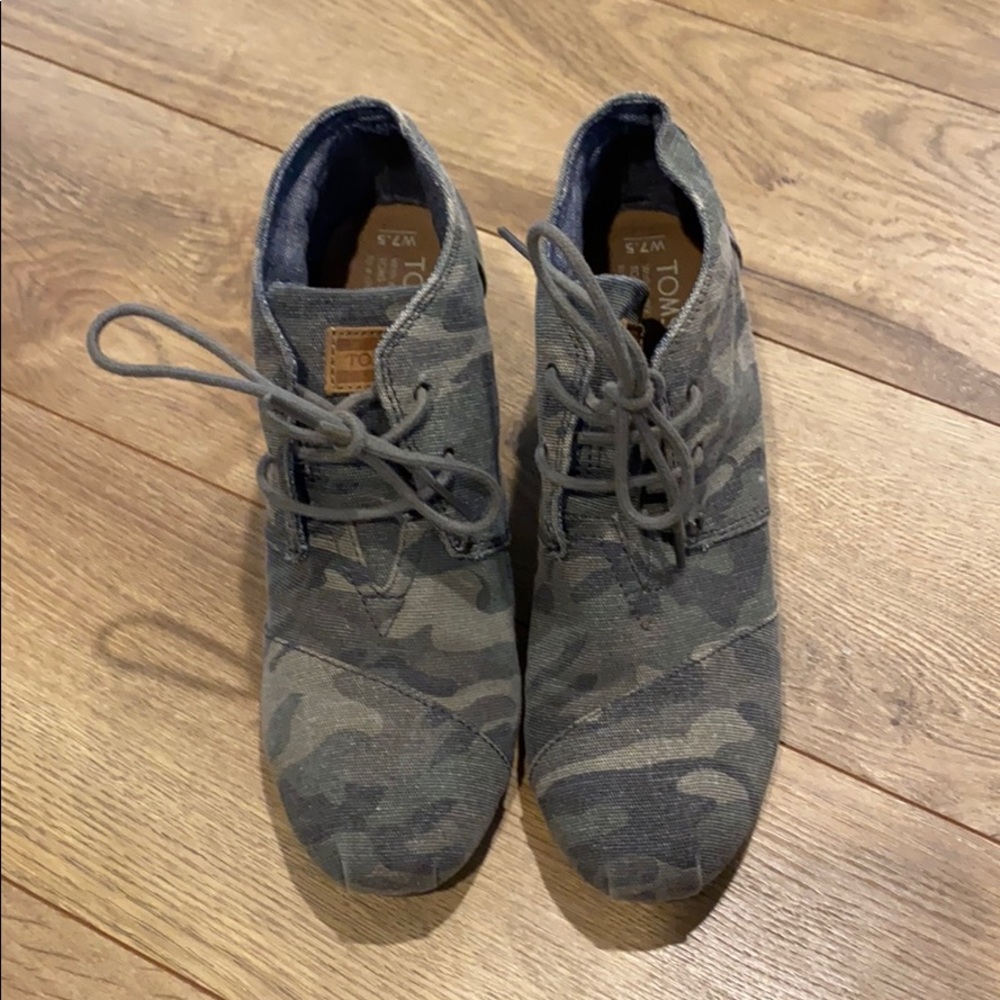 Toms camouflage wedges